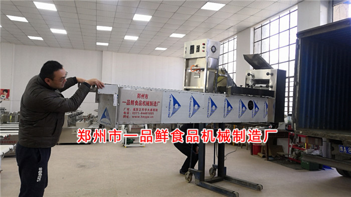 客戶開(kāi)車前來(lái)拉走燴面機(jī)